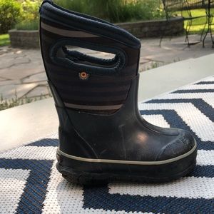 BOGS navy blue toddler size 7.